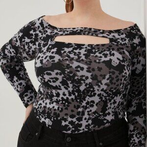 Torrid size 4LoveSick Cold Shoulder Keyhole Tee - Super Soft Black Hiding Skulls